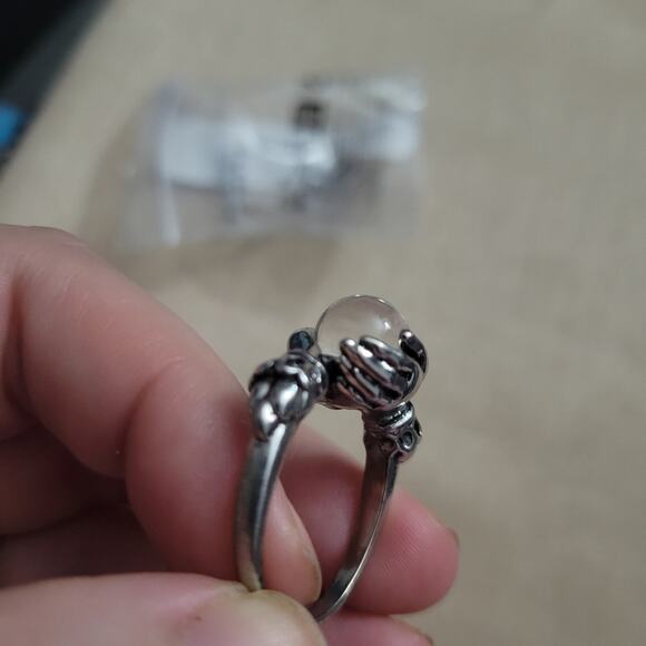 Size 9 Crystal ball in fortune teller hands ring - Picture 4 of 4